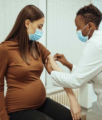 Gratë shtatzëna dhe lehonë kundër vaksinave Covid-19 
